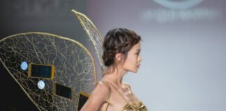 Closeup of the opening outfit based on the OPPO R5