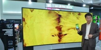Mr. Soon Kwon MD LG India with the LG 105 5 K TV and LG GFlex 2